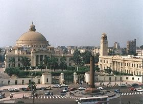 
جامعة القاهرة أكبر مؤسسة أكاديمية في مصر تضمّ حوالي 265,000 طالب.
