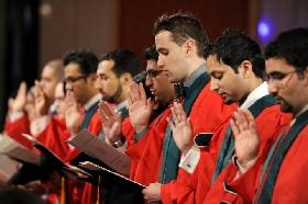 
The students repeat the Hippocratic Oath during graduation
