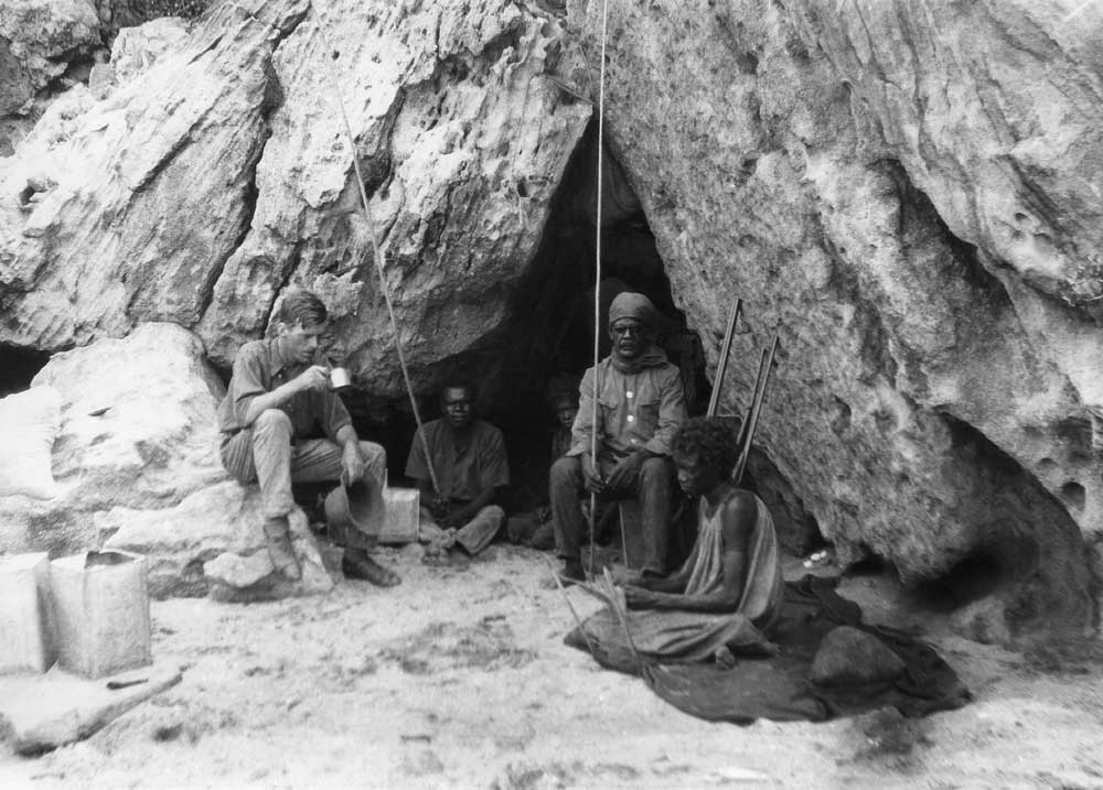 オーストラリア・ケープヨーク半島東部にあるアボリジニの岩窟住居。人類学者のNorman Tindale（写真左）たちは学術調査を行う間、アボリジニの住居で過ごしていたという（1927年2月撮影）。