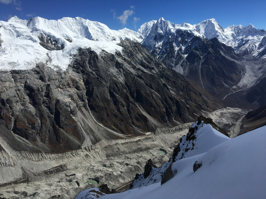 ヒマラヤ山脈のランタン谷（ネパール）にあるヤラ・ピークから見たシャルバチュウム氷河。