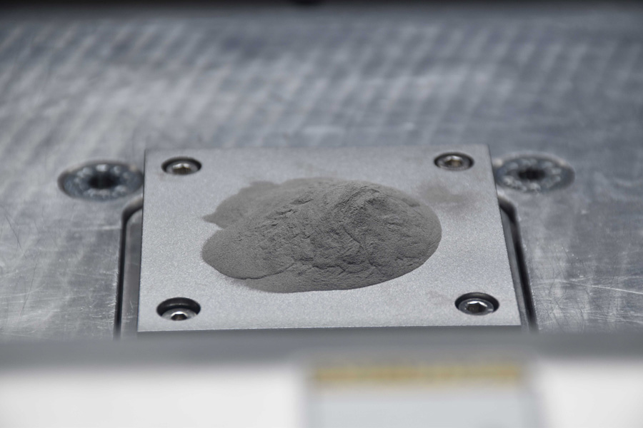 3Dプリンターにセットされた、ナノ粒子で修飾された金属粉末。