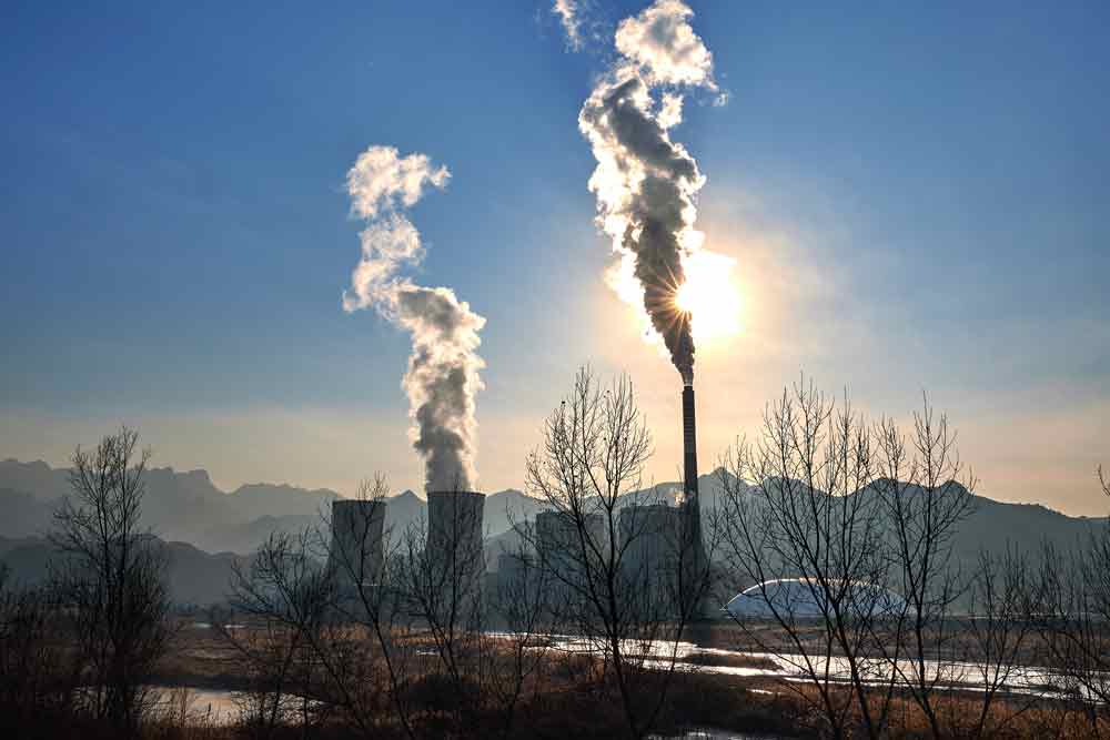 中国湖北省の石炭火力発電所。