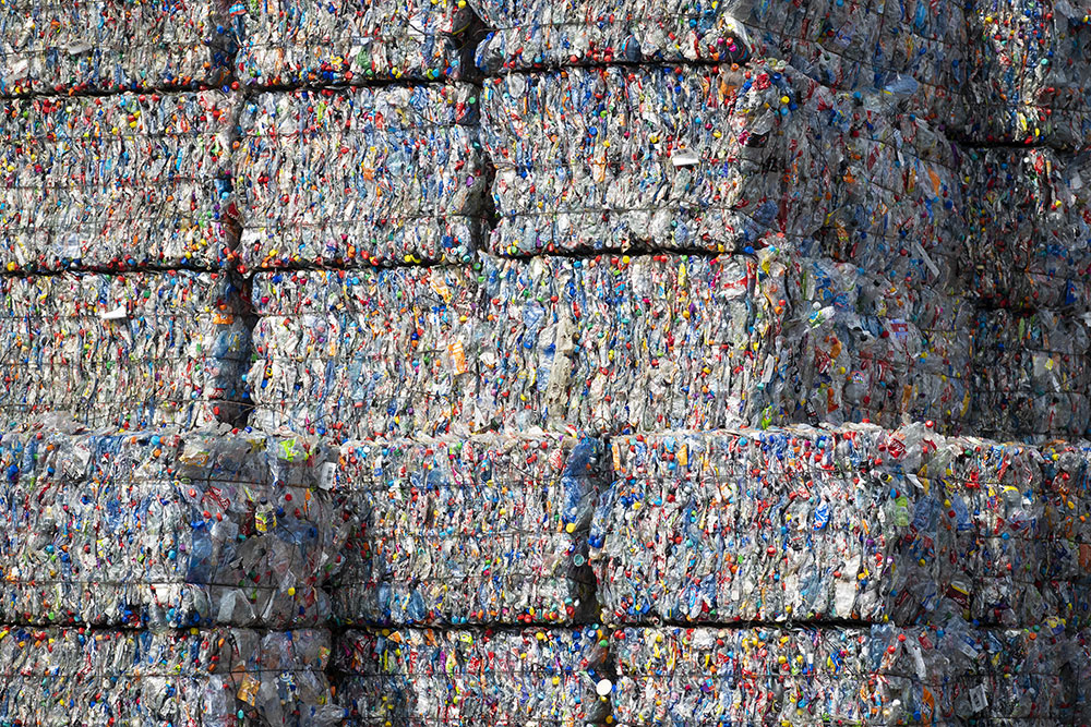 リサイクル用に圧縮されたプラスチックごみ。