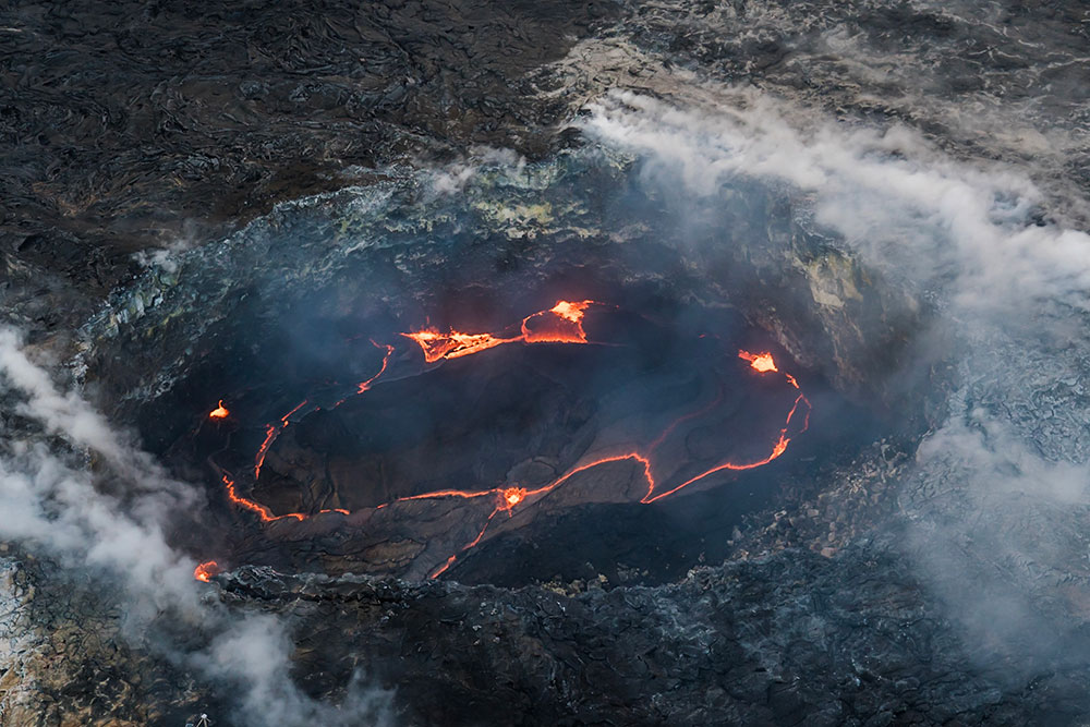 2018年のキラウエア火山噴火の直前のカルデラの様子。