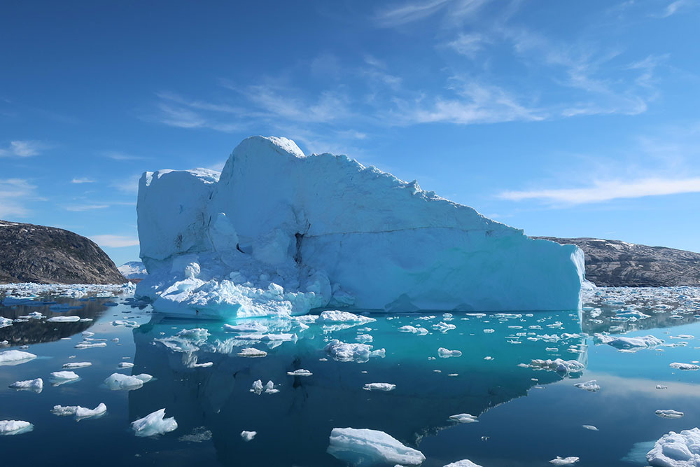 グリーンランド南東部、セルミリクフィヨルドに浮かぶ氷山。