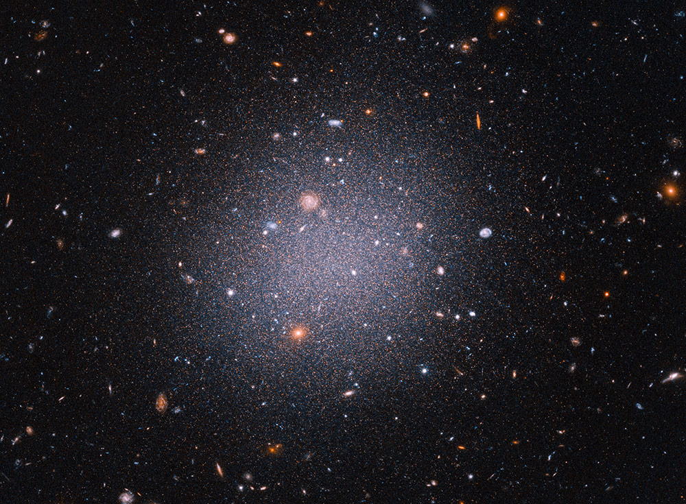 NGC 1052銀河群に属する、暗黒物質を持たない超淡銀河DF2。