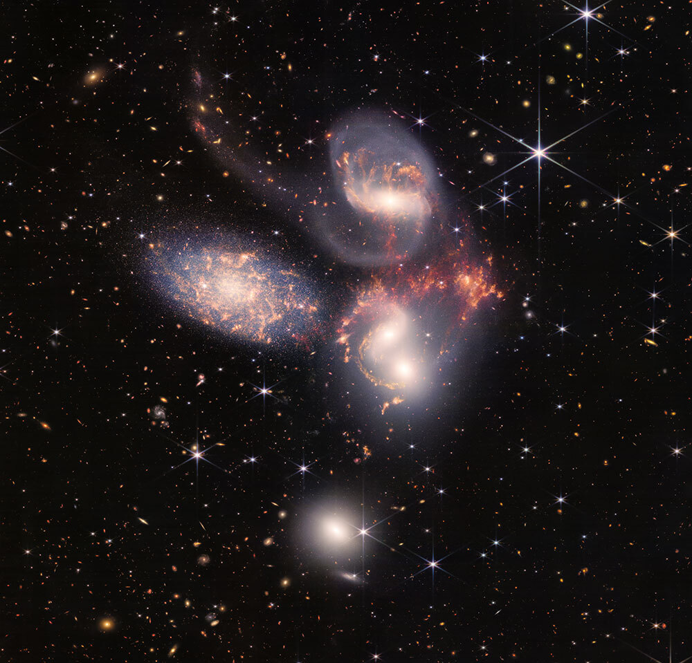 コンパクト銀河群「ステファンの五つ子」（ジェイムズ・ウェッブ宇宙望遠鏡が撮影）。