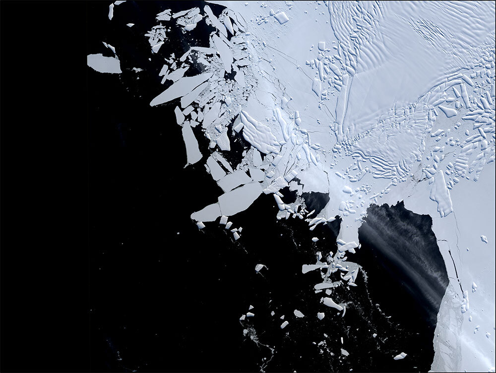 現在、急速に後退している南極スウェイツ氷河の先端部。