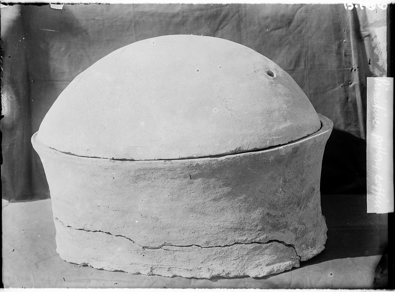 今回ゲノムが解読された古代エジプト人の遺骸が納められていた壺。