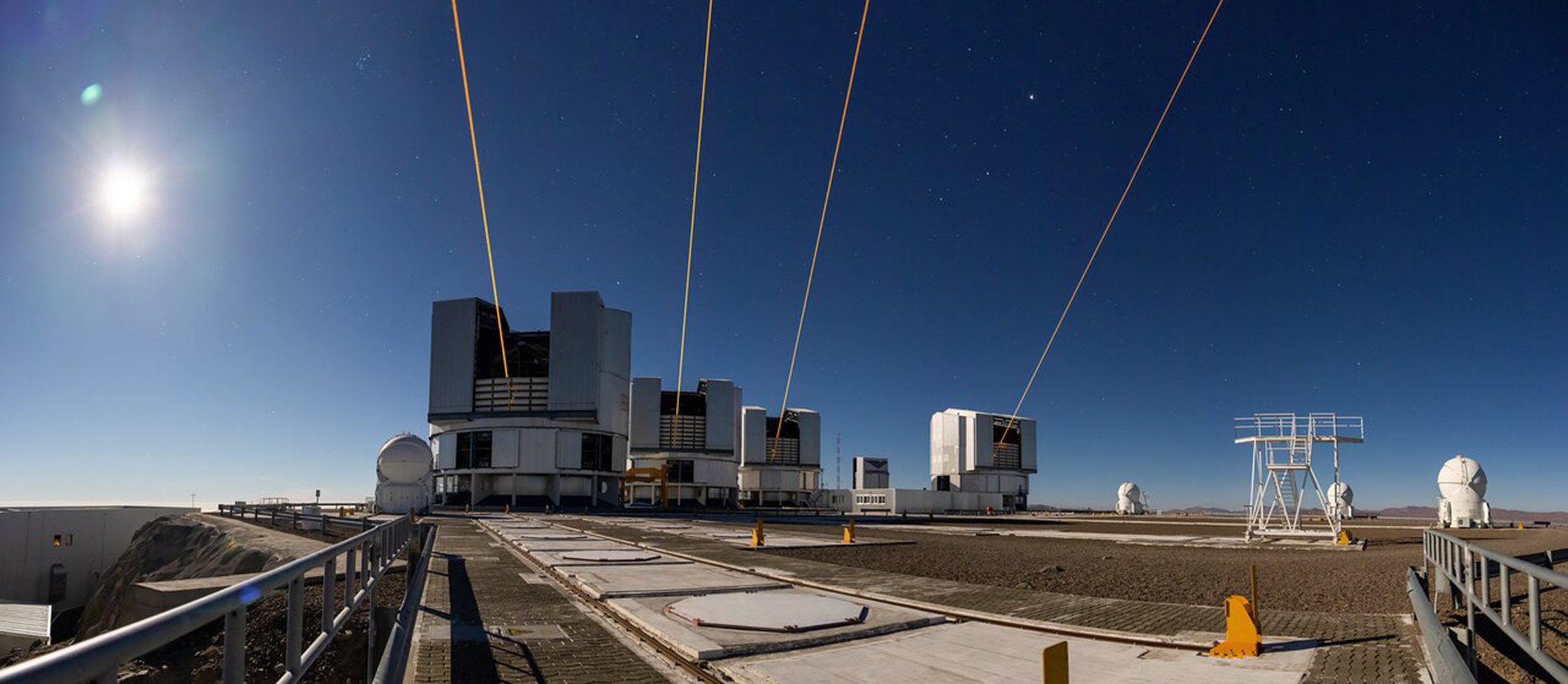 ヨーロッパ南天天文台（ESO）パラナル天文台の4基の超大型望遠鏡（VLT）からレーザーが発射されている様子。