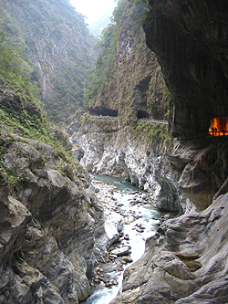 河川下刻の例、台湾のタロコ峡谷。