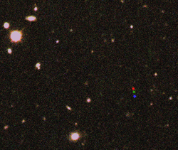 セドナ類似天体2012 VP<sub>113</sub>の観測画像。2時間おきに撮影した3つの画像を重ね合わせたもので、時間経過とともに赤、緑、青の順で示している。