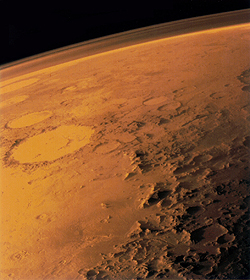 火星の地表面とそれを覆う薄い大気。