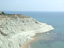 イタリア、シチリア島Punta Maiataに見られる堆積サイクル。このサイクルには地中海における気候変動の歴史が明確に記録されている。