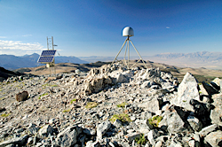 米国カリフォルニア州のシエラネバダ山脈東部にある、EarthScopeプレート境界観測所のGPS観測点P311。