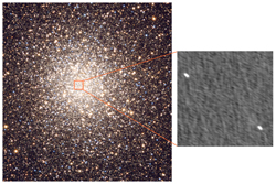 球状星団M22の光学画像（左）と、その中央付近で新たに発見された2つのブラックホールの電波画像（右）。
