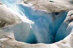 グリーンランド氷床底部へ融氷水を輸送する氷河甌穴（ここでは深さ約700 m）。