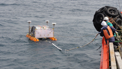 2011年4月11日、震源近くの海域で行われた海底GPS観測の様子。