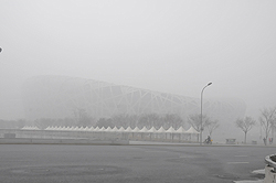 煙霧にかすむ北京のオリンピックスタジアム「鳥の巣」（2013年1月31日）。