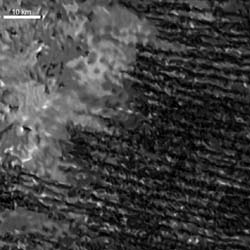 カッシーニ探査機が捉えた土星の衛星タイタンの表面の画像。