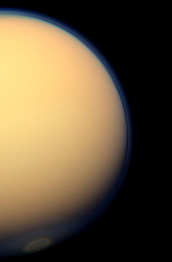 カッシーニ探査機がとらえた衛星タイタンの姿（昼側）。写真下の南極上に、もやの蓄積が確認できる。