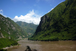 中国雲南省メコン川上流。山岳部は川に削られ深い峡谷を形成しているが、高地には起伏の小さな独特の地形も見られる。