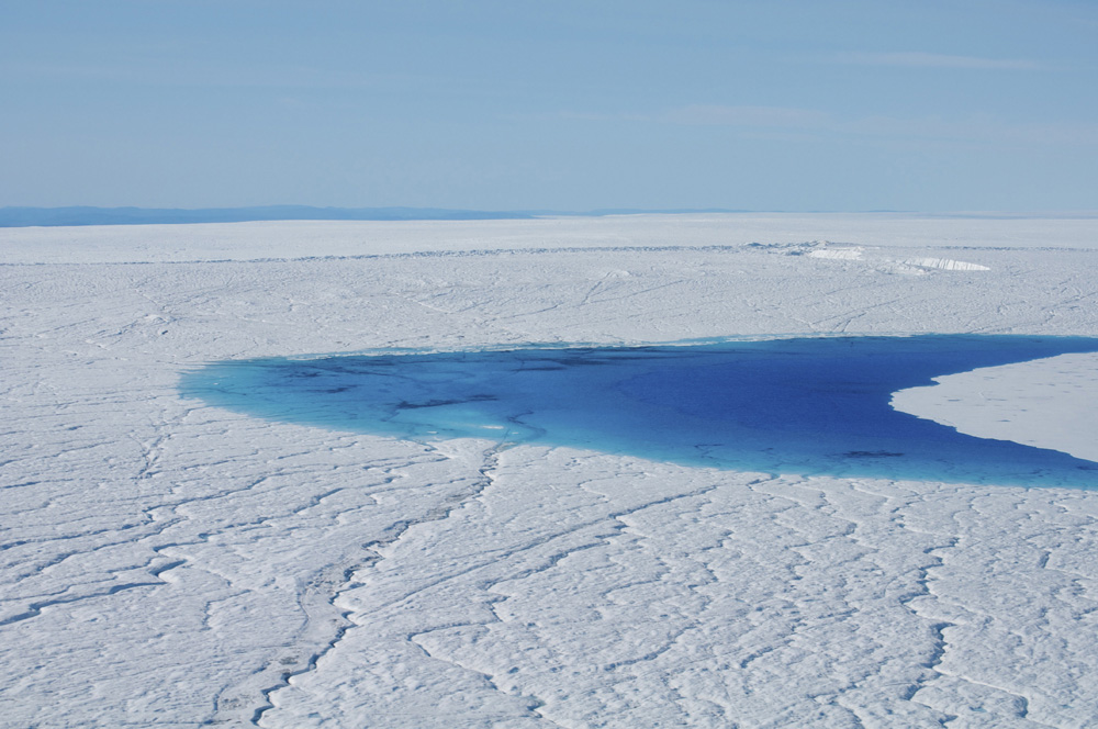 グリーンランド氷床西縁部の氷河上湖。