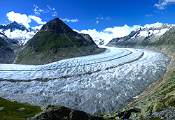 アルプス山脈のアレッチ氷河（スイス）。