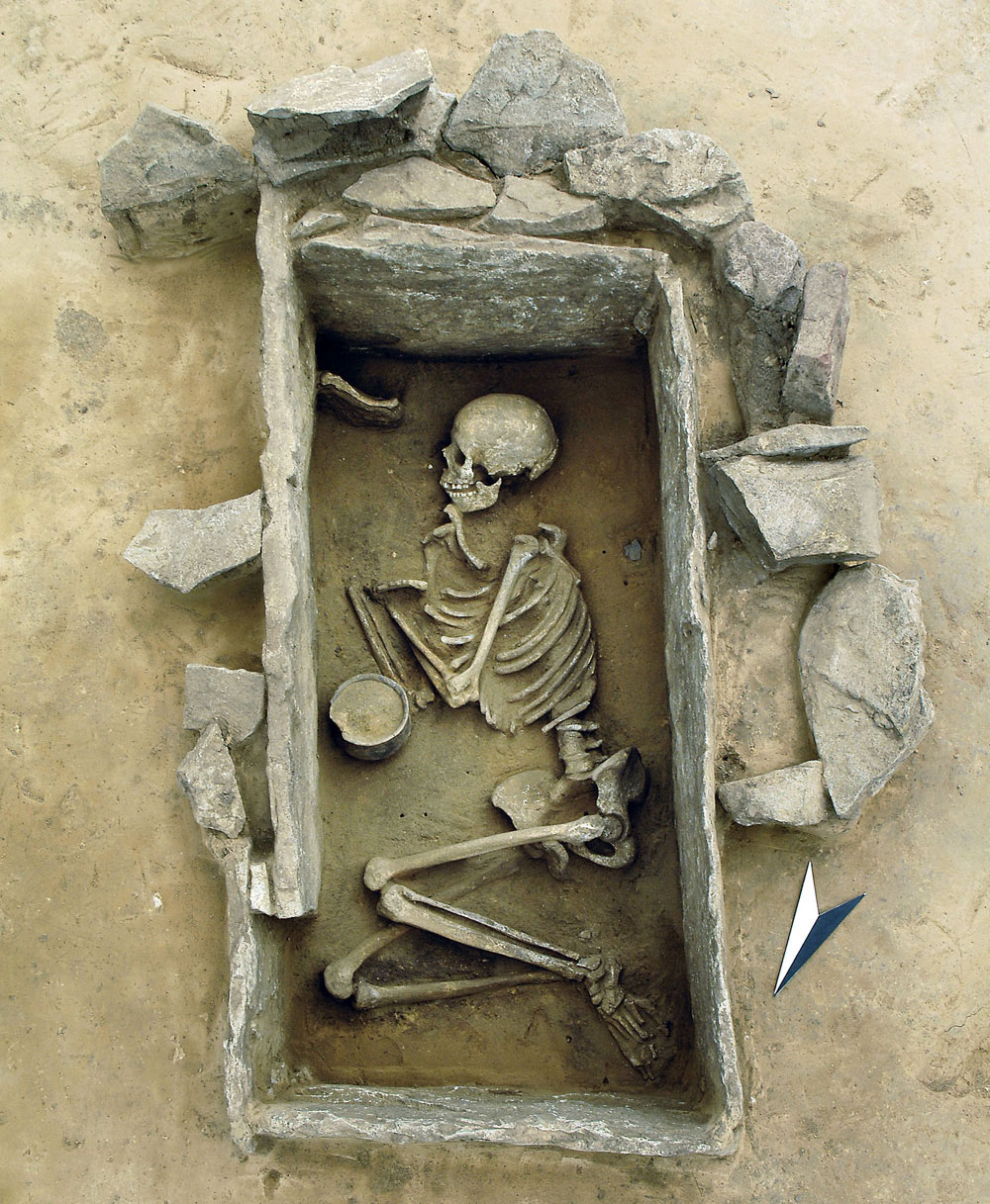 ドイツ・ザクセンアンハルトで発見された、後期新石器時代の鐘状ビーカー文化のものと見られる若い女性の箱式石棺墓。