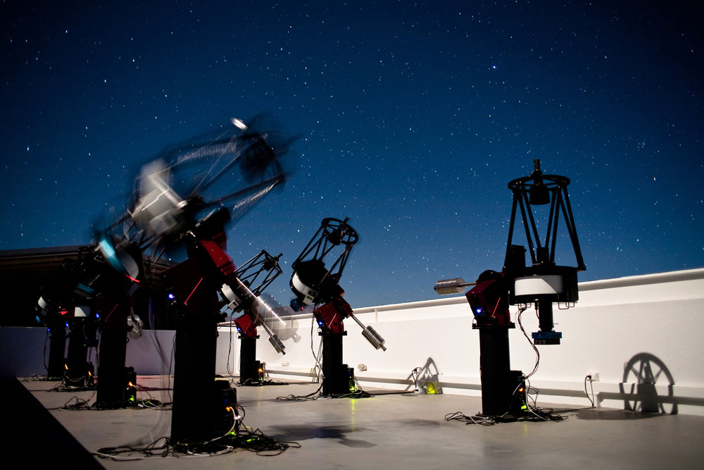 今回の観測に使われた、チリのセロ・トロロ・インターアメリカン天文台にあるMEarth-South望遠鏡アレイ。