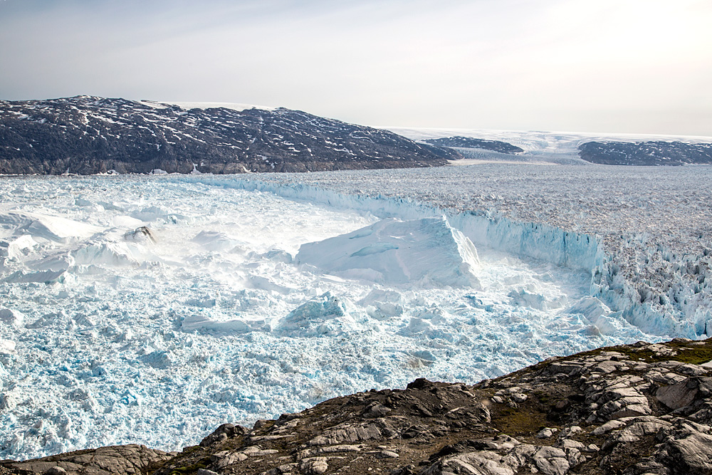 グリーンランド南東部のヘルハイム氷河。