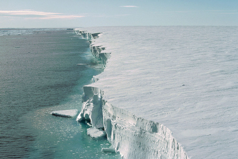 南極ウェッデル海のフィルヒナー・ロンネ棚氷。