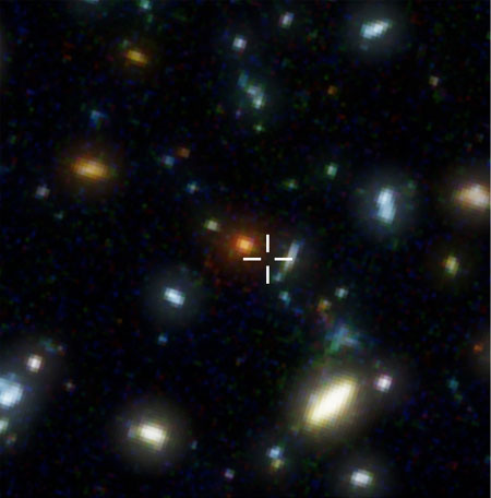 HDF 850.1が確認されたハッブル深宇宙画像の領域。中央の印はサブミリ波銀河の位置。