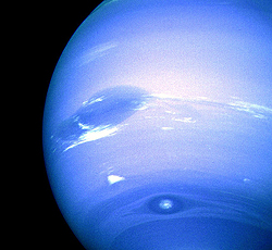 1989年8月、ボイジャー2号が海王星に最接近した際に撮影された画像。中央と下には「ダークスポット」と呼ばれる暴風帯が見られる。