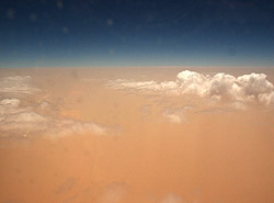 アフリカ上空で撮影されたダストストーム（砂塵嵐）の様子。