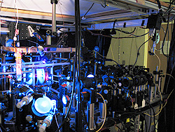 今回、量子もつれの測定に用いられた実験装置。