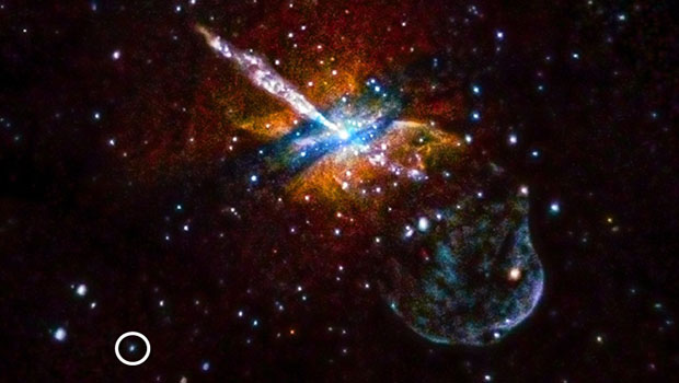 高温のガスと数多くのX線源を伴う銀河NGC 5128。左下の円内にあるのが、今回5回のフレアが確認された第2のX線源。