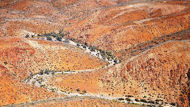 今回の岩窟住居が発見された、オーストラリア内陸南部フリンダース山脈の北部にある切刻渓谷。