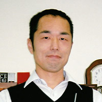 横田 勝一郎氏