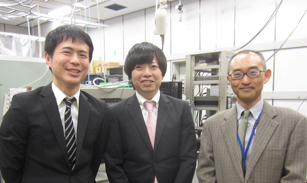 産業技術総合研究所スピントロニクス研究センターの久保田さん（右）、飯浜さん（中）と谷口さん