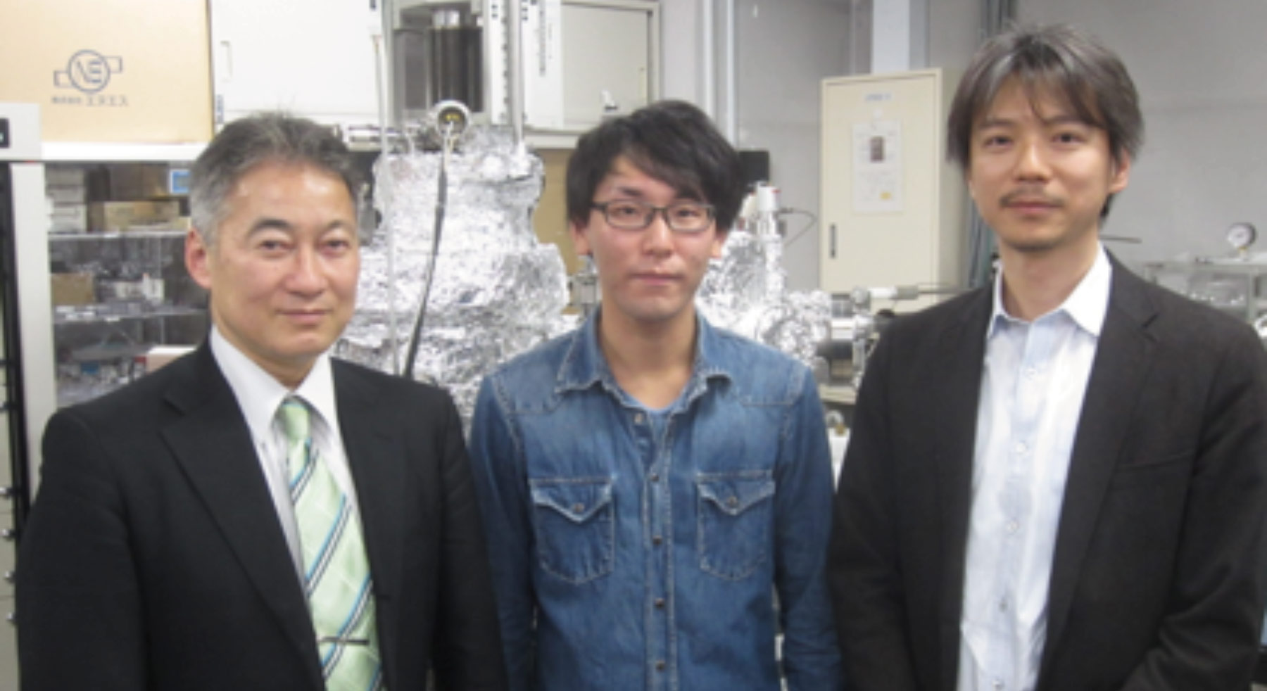右から、東京大学大学院工学系研究科准教授の千葉さん、大学院生の太田さん、村田製作所シニアプリンシパルリサーチャーの安藤さん