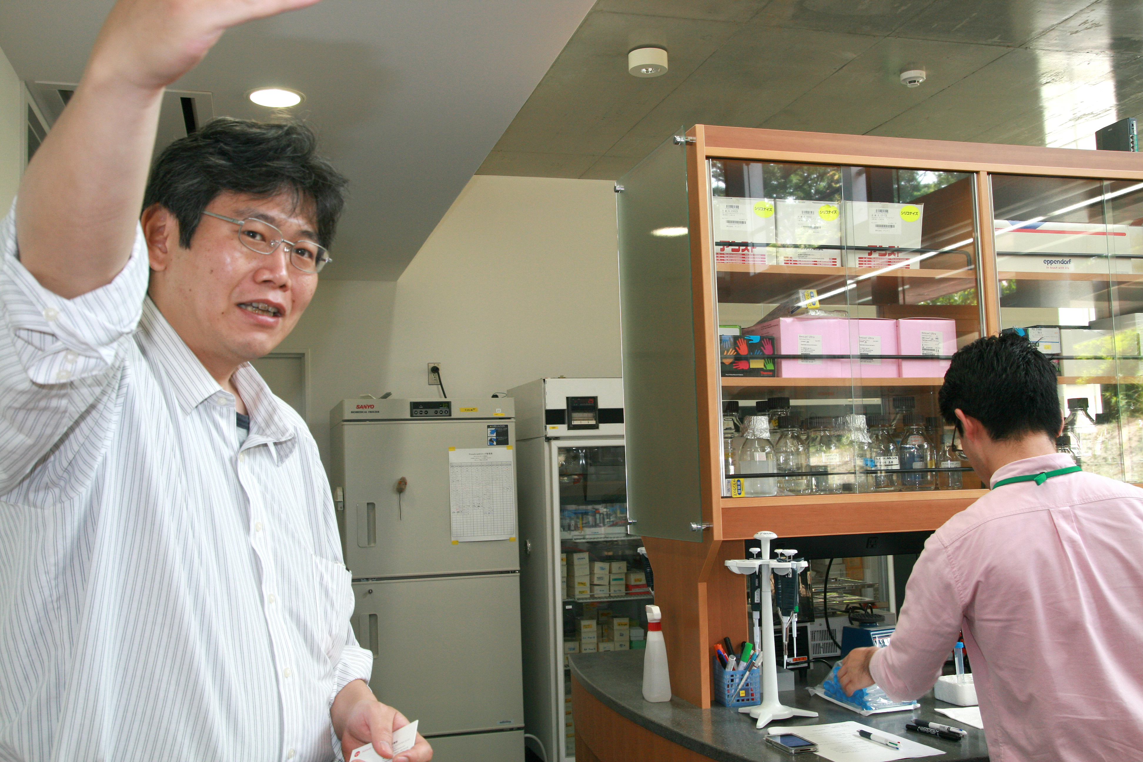 研究室を案内してくださった豊島先生。今回の論文のFirst Authorでもある