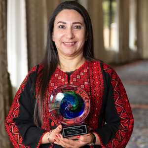 أميرة شاهين خلال حفل تسَلُم جائزة مؤسسة المرأة في العلم بالدول النامية – إلسفير لعام 2019