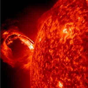 صورة لانبعاث كُتلي إكليلي مقترن بتوهّج شمسي التقطتها، في 1 من مايو 2013، المركبة الفضائية الخاصة ببعثة 