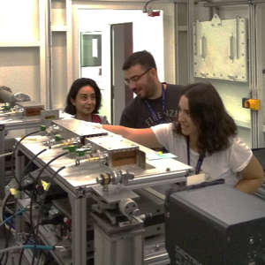 مجموعة من طلبة الدراسات العليا من قسم الكيمياء بجامعة بيلكنت (في مدينة أنقرة في تركيا) يجرون تجارب بخط الضوء XAFS/XRF في سيزامي.