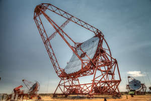 التلسكوب المركزي الضخم للنظام التجسيمي عالي الطاقة الذي يقيس أشعة جاما، إلى جانب تلسكوبين من أربعة تلسكوبات أصغر، في ناميبيا.