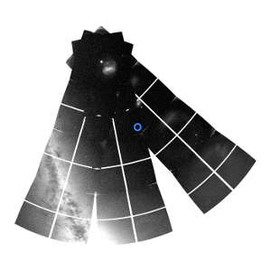 صورة من القمر الصناعي TESS لجزء من سماء النصف الجنوبي للكرة الأرضية تُظهر موقع النجم «في إندي» ν Indi (مميز بدائرة زرقاء اللون)، والمستوى المجري لدرب التبانة (أسفل إلى اليسار)، والقطب الجنوبي لدائرة البروج (في الأعلى).