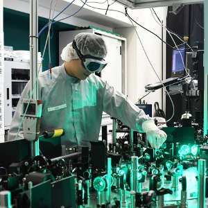 A new laser source generates the ultra-brief laser pulses required for molecular analysis with high temporal resolution.