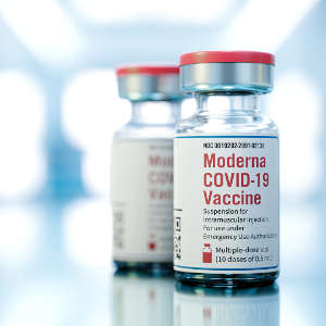 توصلت دراسةٌ كبيرةٌ على أشخاصٍ تلقوا لقاح «موديرنا» المضاد لـ«كوفيد-19» في قطر، إلى أن اللقاح المذكور يمتاز بفاعلية كبيرة ضد السلالتين «ألفا» و«بيتا» المتحورتين عن فيروس «سارس-كوف-2».