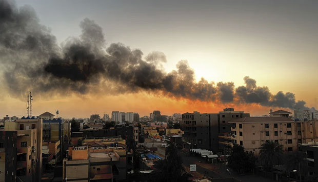 أعمدة الدخان تتصاعد أثناء الاشتباكات الدائرة بين قوات
الجيش السوداني النظامي وقوات الدعم السريع في الخرطوم في التاسع عشر من أبريل.